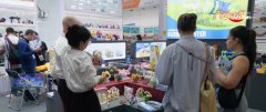 智能宠物用品的展位旁环绕着不少海外客商